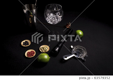 cocktail of gin and tonic on a black background 63579352