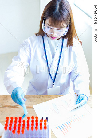 医療 研究シーン 女性 医療 研究シーン 女性 63579604