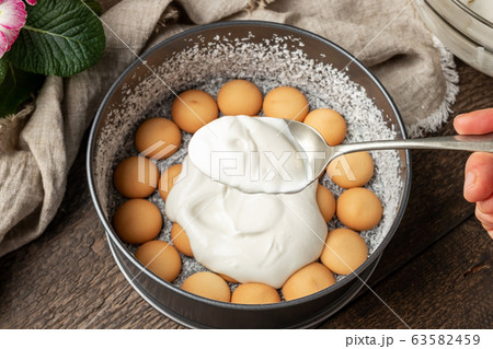 Preparation of a no-bake cake made from sour cream 63582459