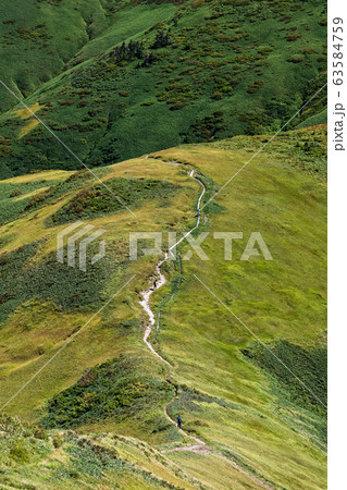 巻機山・割引岳の稜線を行く登山者 巻機山・割引岳の稜線を行く登山者 63584759