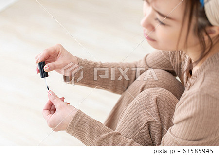ルームウェアの女性 63585945