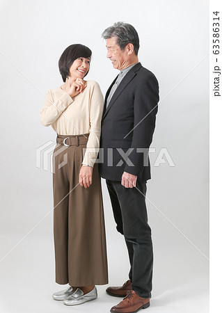 寄り添う夫婦 全身 白壁バック 63586314