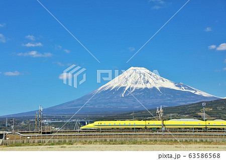 青空の富士山とドクターイエロー 63586568