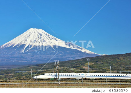 青空の富士山と新幹線 63586570