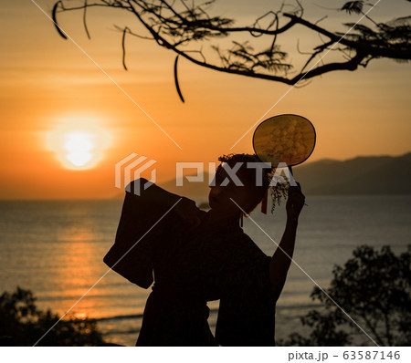 Silhouette of Japanese Geisha in kimono with fan 63587146