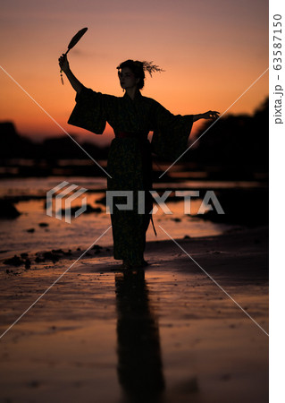 Silhouette of Japanese Geisha in kimono with fan Silhouette of Japanese Geisha in kimono with fan 63587150