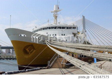 青森港の八甲田丸と青森ベイブリッジ 63587575
