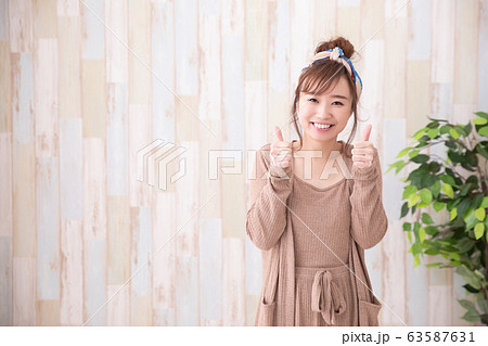 ルームウェアの女性 63587631