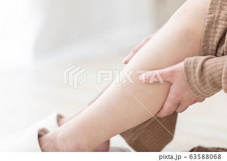 ルームウェアの女性 63588068