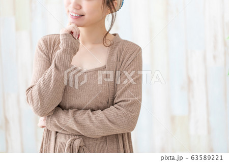 ルームウェアの女性 ルームウェアの女性 63589221