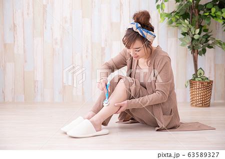 ルームウェアの女性 ルームウェアの女性 63589327