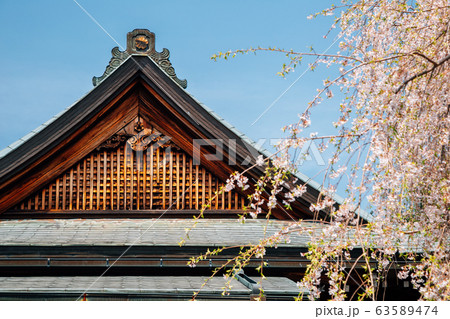 Japanese traditional roof with cherry blossoms at Yoshino mountain Sakuramotobou temple in Nara, Japan Japanese traditional roof with cherry blossoms at Yoshino mountain Sakuramotobou temple in Nara, Japan 63589474