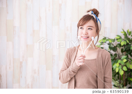 ルームウェアの女性 ルームウェアの女性 63590139