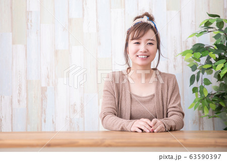 ルームウェアの女性 ルームウェアの女性 63590397