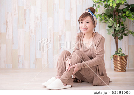 ルームウェアの女性 63591006