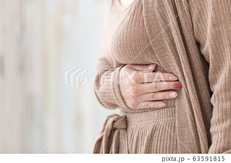 ルームウェアの女性 63591815