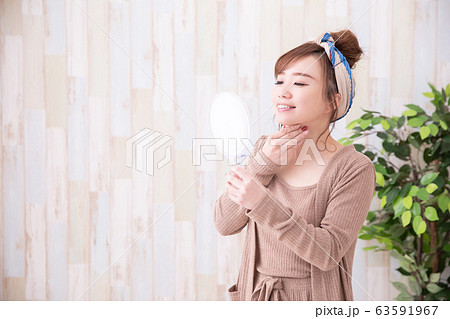 ルームウェアの女性 63591967