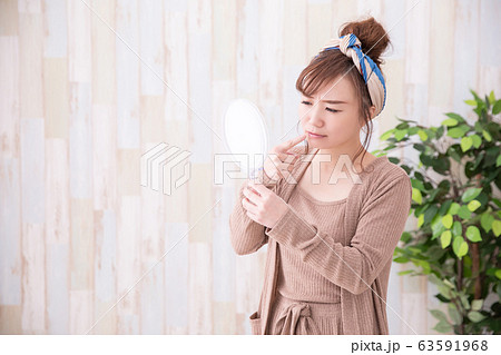 ルームウェアの女性 63591968