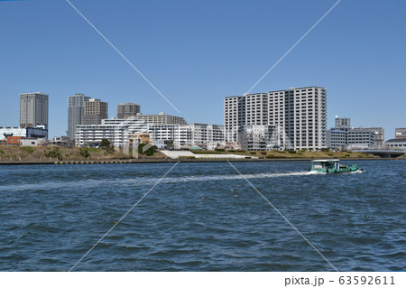 荒川区南千住のマンション群と公園と隅田川　対岸墨田区側からの景色 63592611