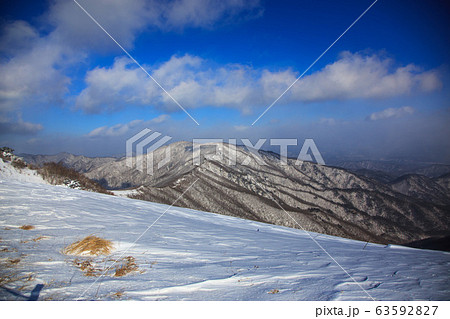 小白山 雪景色 青い空 63592827