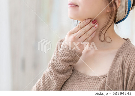 ルームウェアの女性 63594242