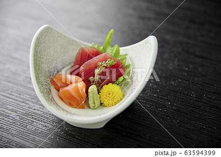 マグロとサーモンの刺身 マグロとサーモンの刺身 63594399