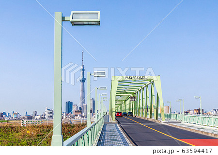 荒川にかかる木根川橋と東京スカイツリー 63594417