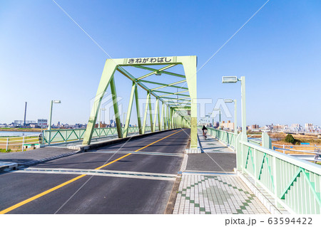 荒川にかかる木根川橋と東京スカイツリー 63594422