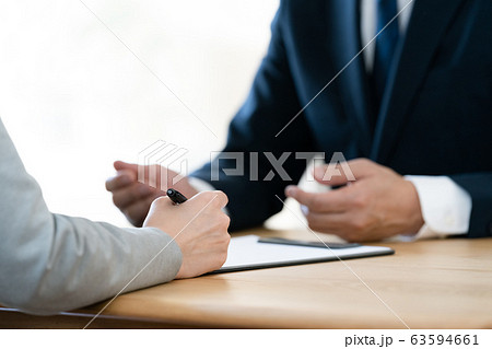 男女　契約　手元 63594661