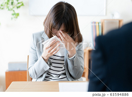 女性　泣く　面談 63594886