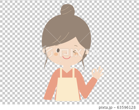 一個女人穿著圍裙擺好 63596128