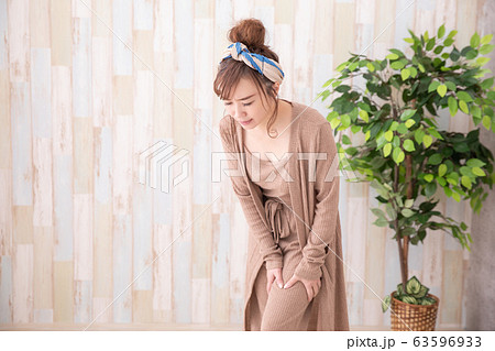 ルームウェアの女性 63596933