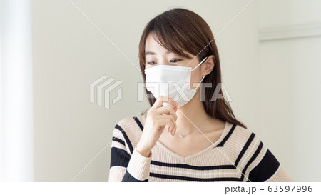 咳をする女性 咳をする女性 63597996