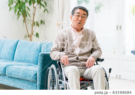 車椅子のおじいちゃん 63599084