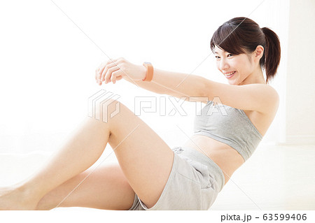 女性　ダイエット　フィットネス　スポーツ　エクササイズ 63599406
