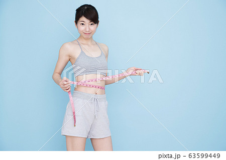 女性　ダイエット　フィットネス　スポーツ　エクササイズ 63599449