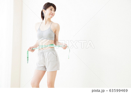 女性　ダイエット　フィットネス　スポーツ　エクササイズ 63599469