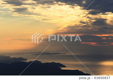 湾を朝日が照らす 63600837
