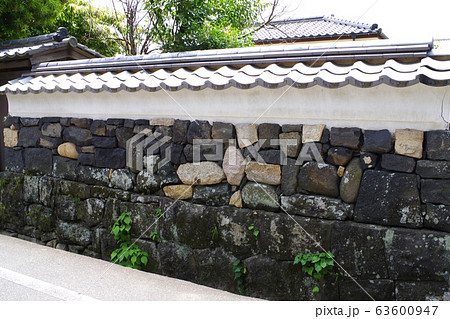 萩市の武家屋敷の土塀の景色 63600947