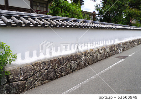 萩市の武家屋敷の土塀の景色 63600949