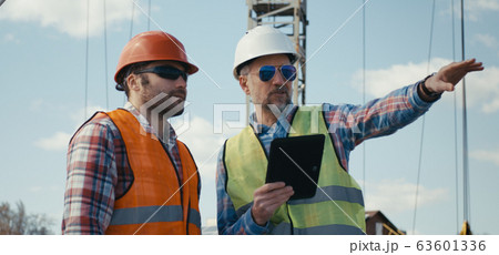 Engineer and technician discussing on rooftop 63601336