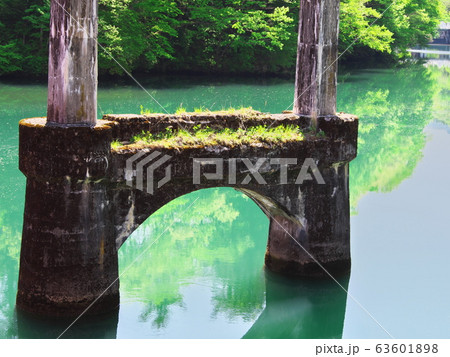 新緑に包まれた廃墟の橋梁 63601898