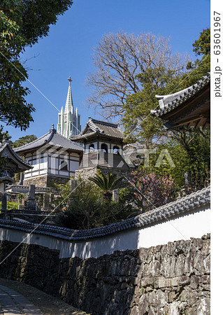 [長崎県]平戸ザビエル記念教会と寺院が見える風景 63601967