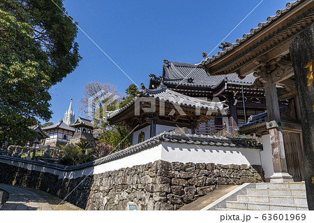 [長崎県]平戸ザビエル記念教会と寺院が見える風景 63601969