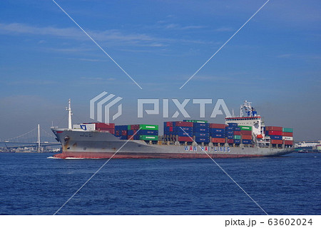 大阪港 夢洲コンテナターミナル前を航行する貨物船 物流交差点 大阪港 夢洲コンテナターミナル前を航行する貨物船 物流交差点 63602024