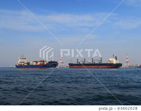大阪港 夢洲コンテナターミナル前を航行する貨物船　物流交差点 63602028