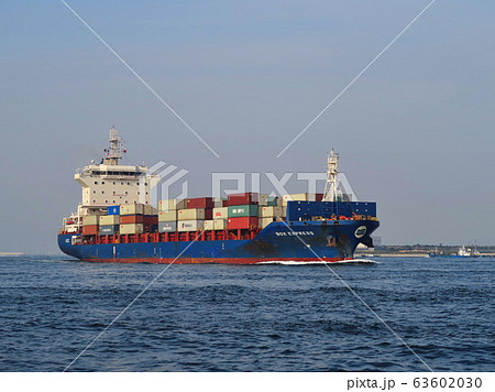 大阪港 夢洲コンテナターミナル前を航行する貨物船　物流交差点 63602030