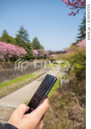 スマホを操作する手 63604358