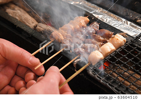 炭火で焼き鳥を焼く 63604510