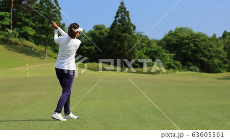 ティーショットを打つ女性 イメージ 63605361